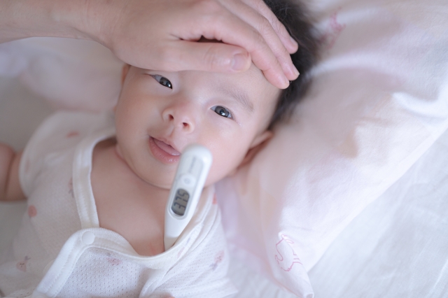 新生児の平熱はいくつ？赤ちゃんの体温の把握と体調の変化の気づき方